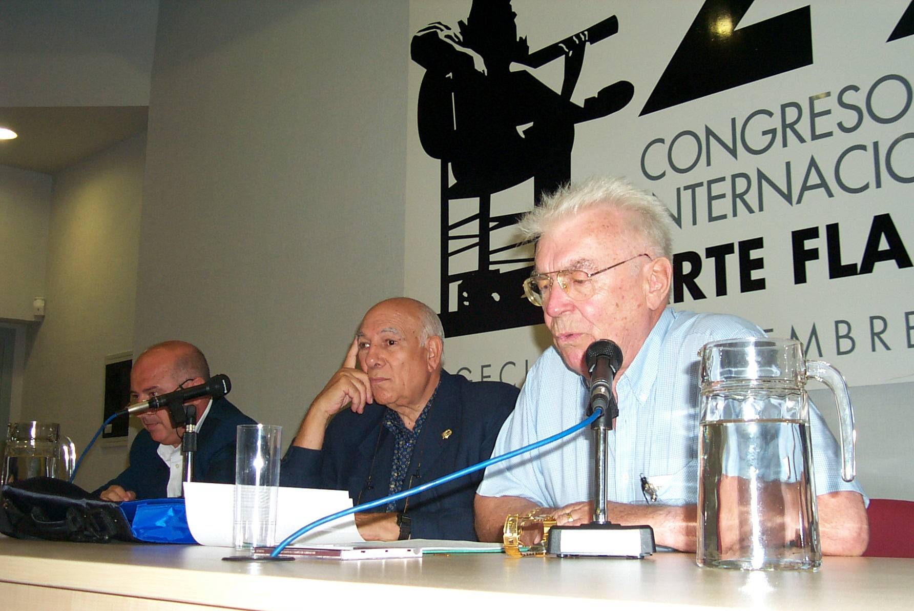 Lefranc presentando su libro en el Congreso de Algeciras, junto a Manuel López Rodríguez y Pablo Franco. (Archivo Lefranc, 2001)