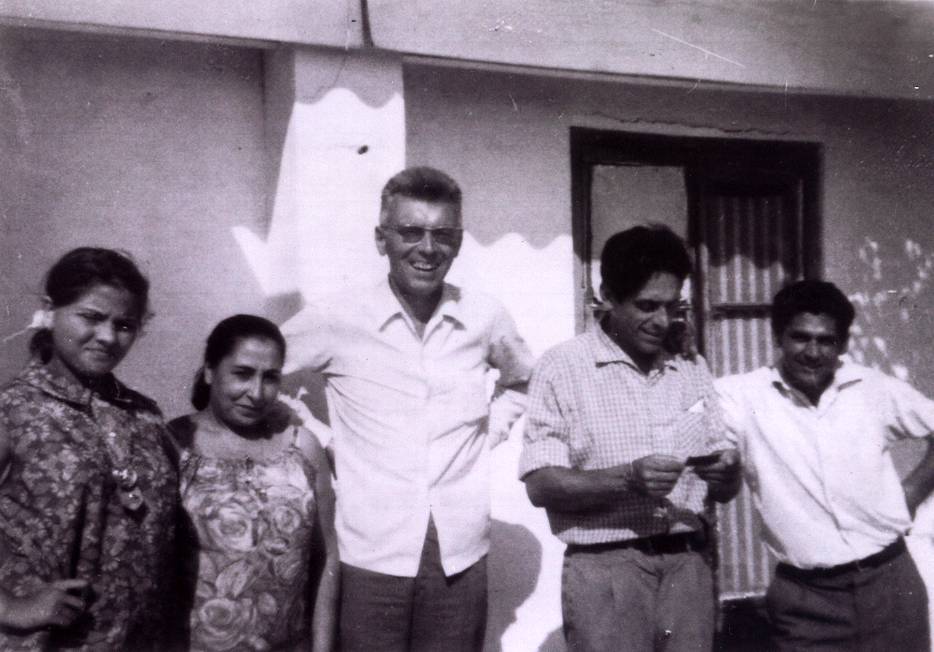 Pierre Lefranc entre la Perla de Cádiz y su esposo Curro la Gamba en la venta que tenían en Cádiz. (Archivo Lefranc, 1961)