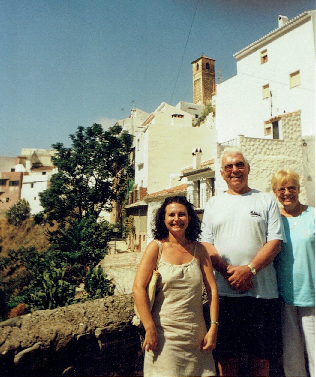 Los Lefranc junto a Elvira Roca en Árchez, Málaga. (Fotografía de Ramón Soler, 2002)