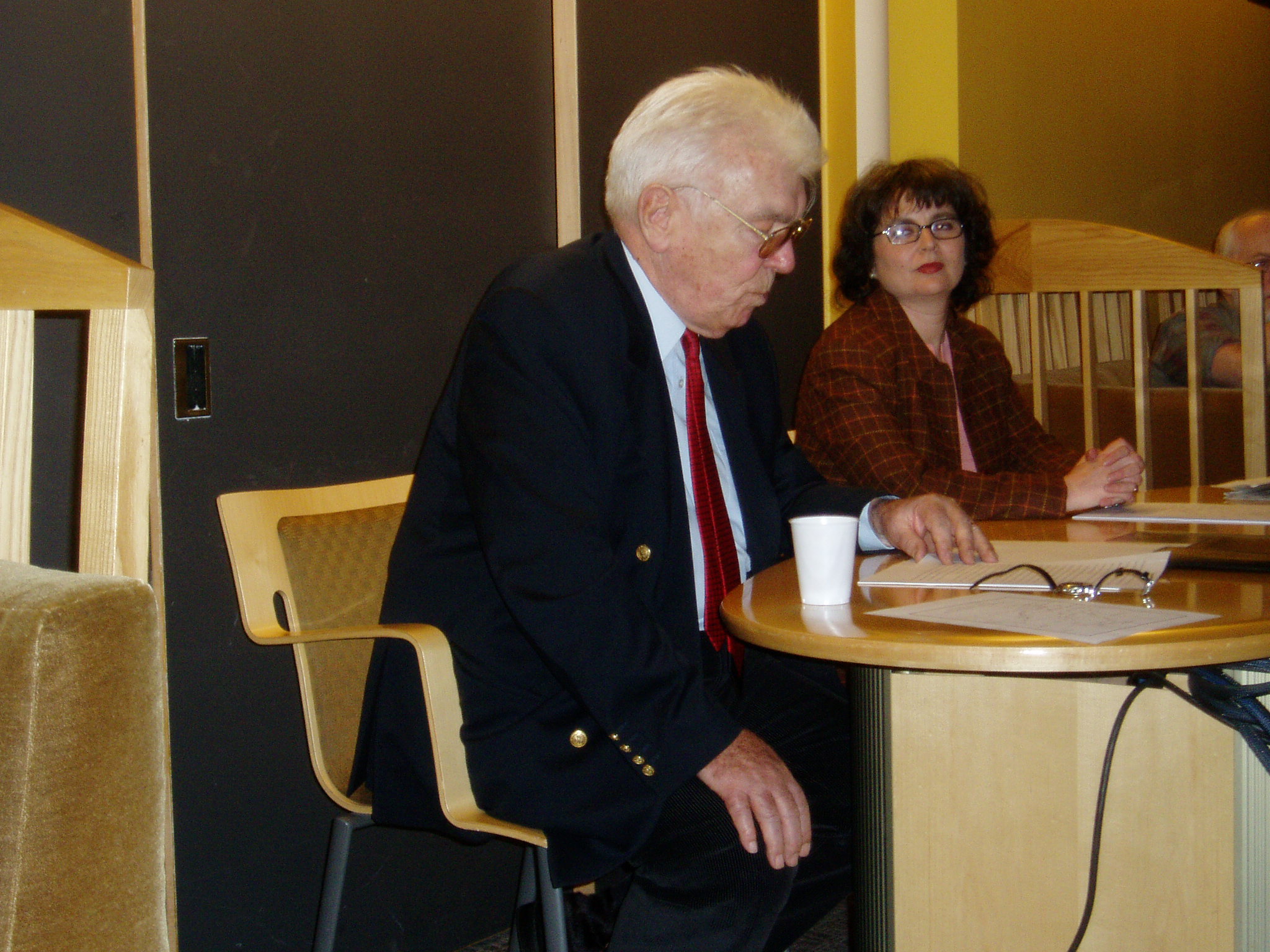 Pierre y Elvira Roca, en la Universidad de Harvard. (Fotografía de Ramón Soler, 2004)