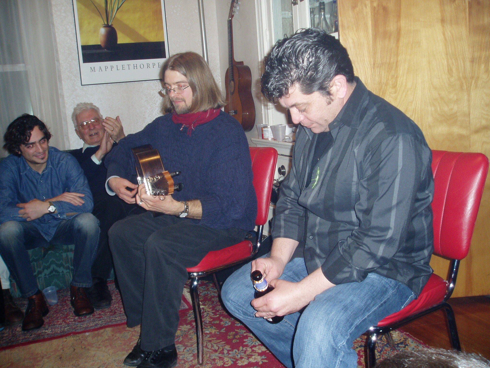 Fiesta posterior con Tomás cantando, el tocaor americano Juanito Pascual y Pierre a las palmas. (Fotografía de Ramón Soler, 2004)