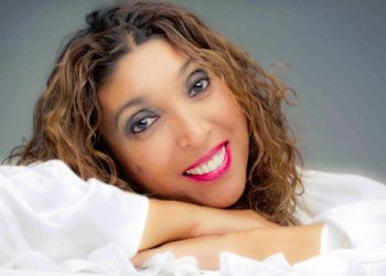 Esperanza Fernández presenta su disco "Mi voz en tu palabra"