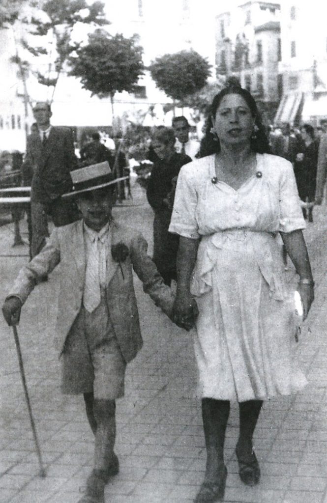 Mario Maya de niño y su madre
