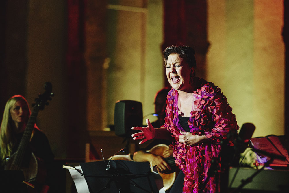 Romance entre oriente y occidente - Carmen Linares