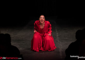 Sara Cano - Mujer de pie foto: Tamara Pastora