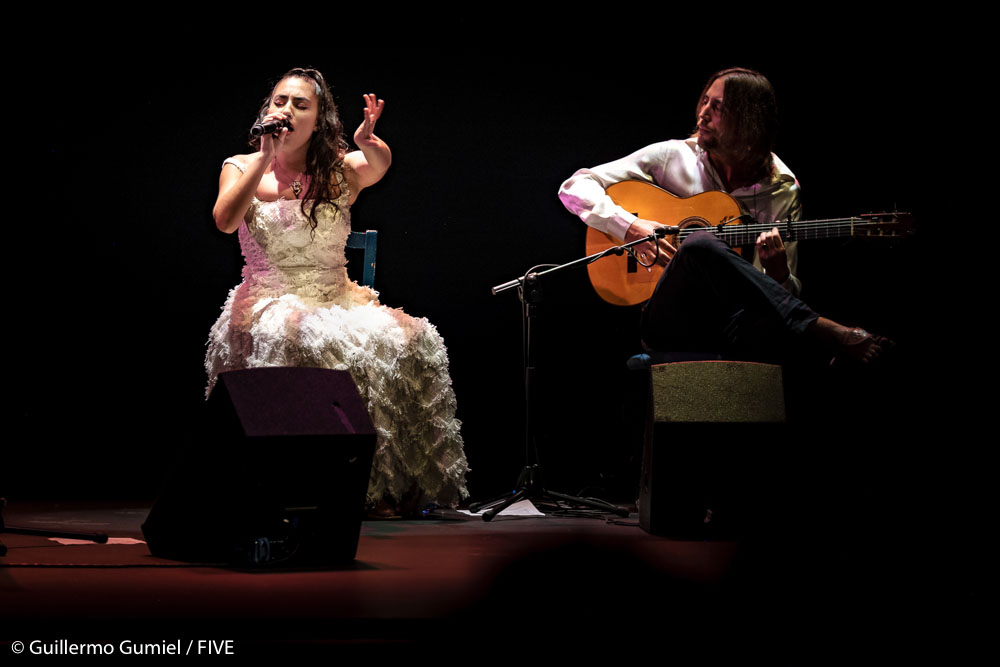 La cantante de flamenco María José Llergo presentó Sanación en el Real Coliseo de Carlos III. Video entrevista, actuación & fotografías