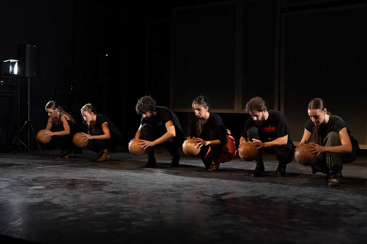 La bailaora Adriana Bilbao rinde homenaje a su abuelo, Zarra, en su espectáculo flamenco