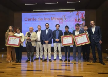 Antonio Muñoz recibe el ‘Carburo de Oro’ por su trayectoria en el Festival del Cante de las Minas