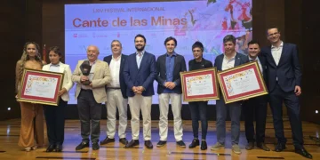Antonio Muñoz recibe el ‘Carburo de Oro’ por su trayectoria en el Festival del Cante de las Minas