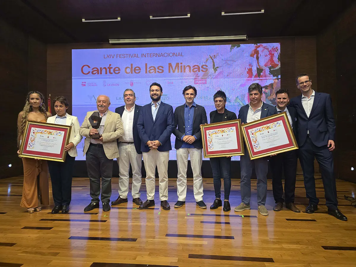 Antonio Muñoz recibe el ‘Carburo de Oro’ por su trayectoria en el Festival del Cante de las Minas