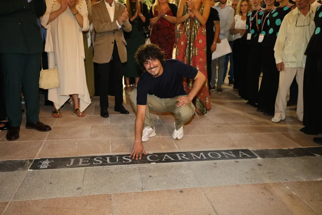 Jesús Carmona descubre su Lámpara en el paseo de las Lámparas de La Unión