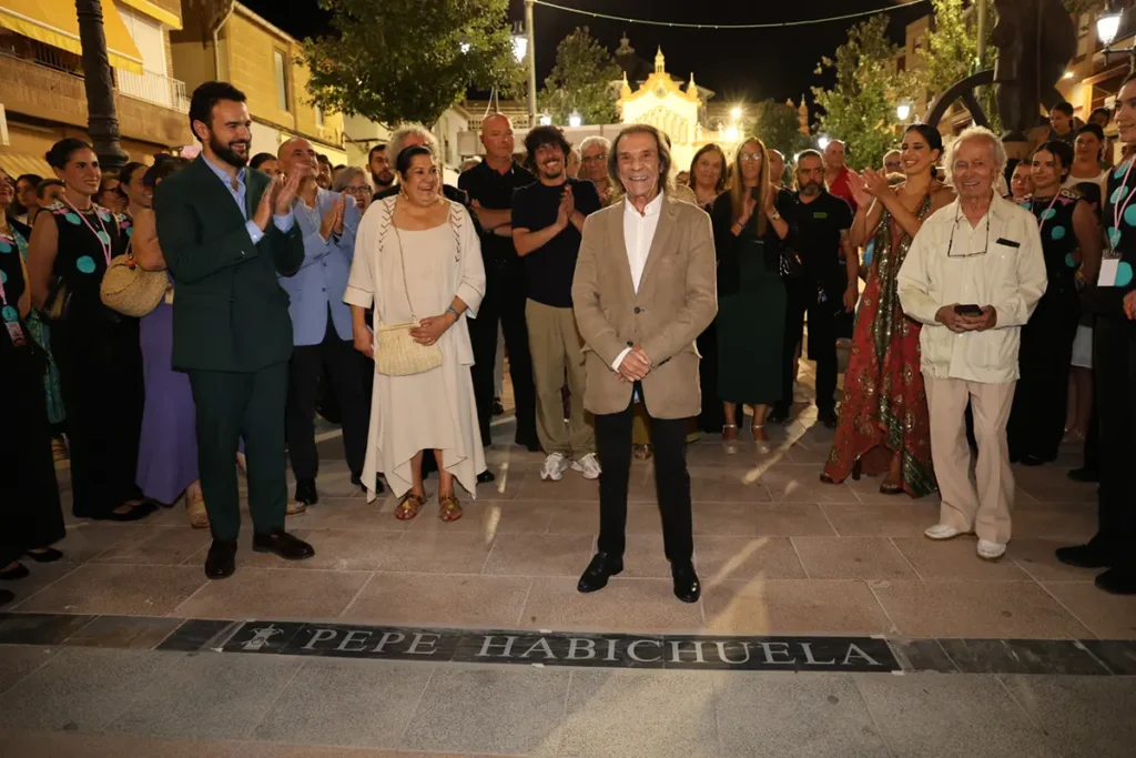 Pepe Habichuela descubre su Lámpara en el paseo de las Lámparas de La Unión