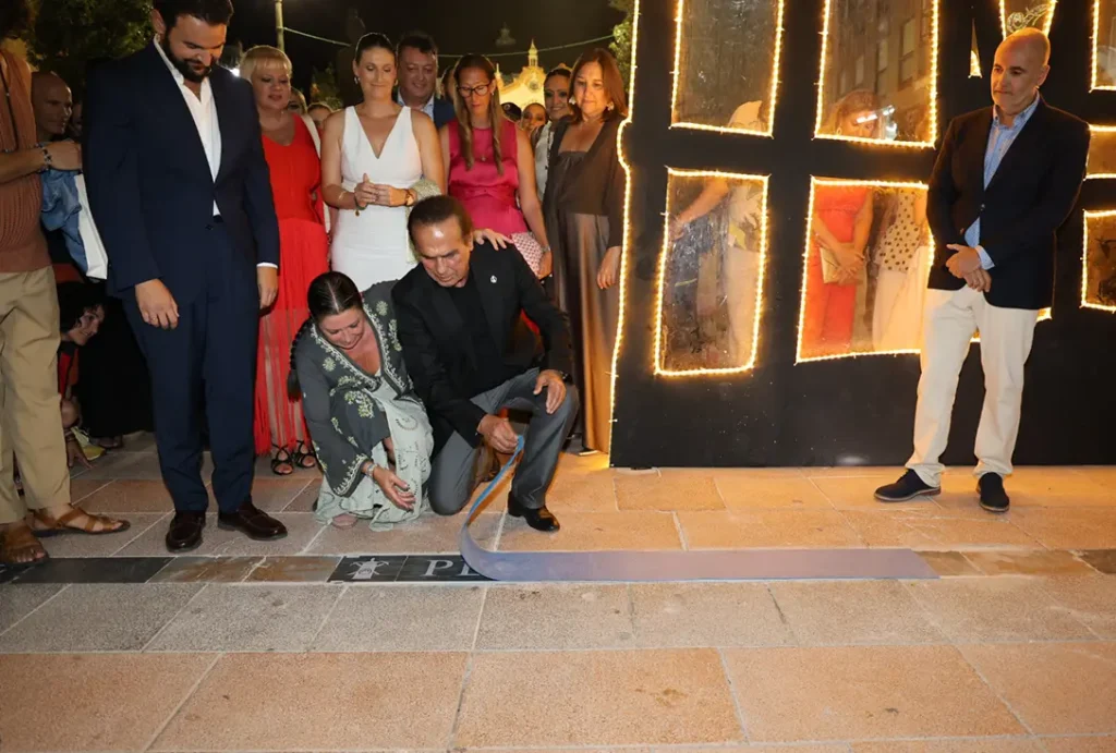 Pepe de Lucía descubre su placa en el Paseo de las Lámparas del Cante de las Minas
