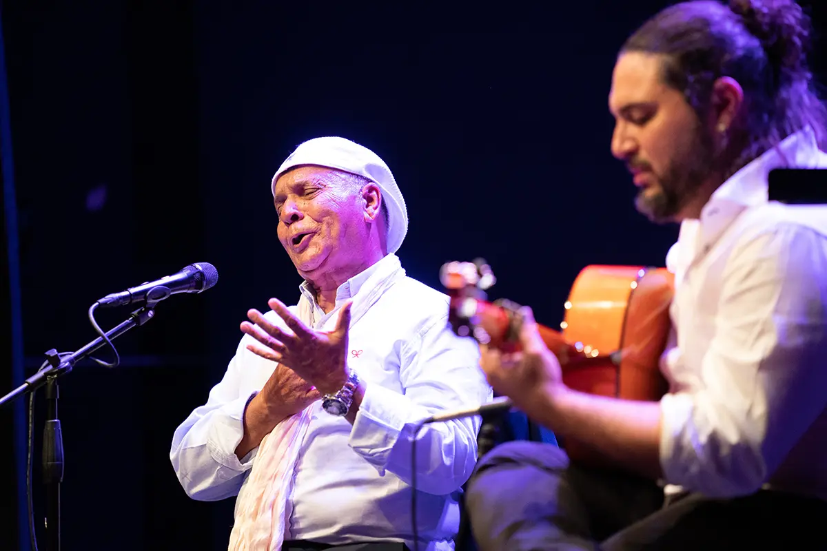 Una tarde gris, canta El Pele 