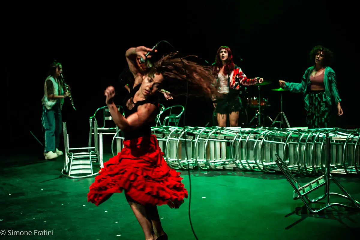 Rocío Molina hace del calentamiento un ritual escénico contra la finitud y el tiempo