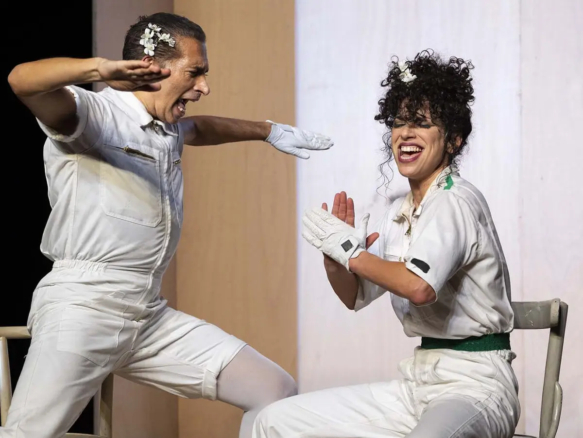 La risa como sacrilegio: Galván y Monteiro dinamitan el rito en Condeduque