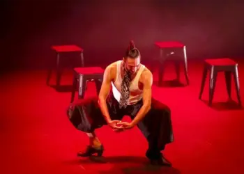 «Esto ya no es un espectáculo, es un trance»: Eduardo Guerrero presenta ‘Códigos’ en el Teatro Fígaro