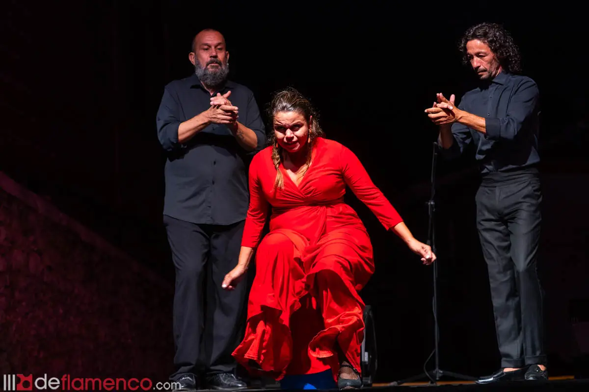El Tagarnina Fest baja el telón con la propuesta más libre de María Moreno en el pórtico del Ayuntamiento de Algodonales
