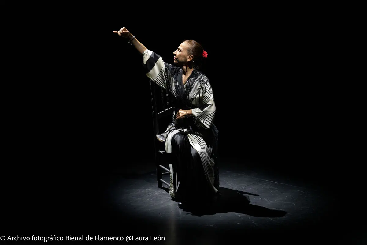 Isabel Bayón recibe un homenaje en el Teatro Central de la Bienal de Flamenco de Sevilla con ‘Epílogo para un cante que se hizo baile’ (fotografías y vídeo)