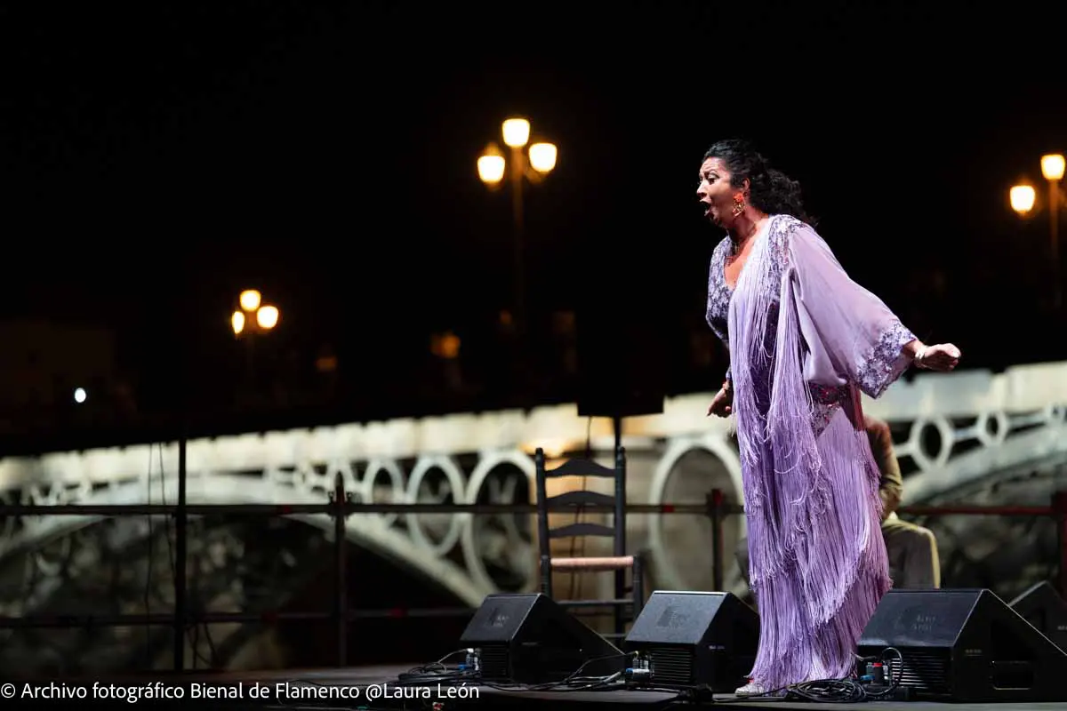 ‘Mujeres gitanas’, con Mara Rey, Montse Cortés y La Fabi, lleva el cante y el baile de raíz al Muelle de la Sal en La Bienal (fotografías)