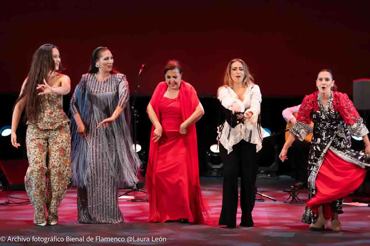 Carmen Linares cierra la Bienal de Flamenco de Sevilla con Perlas a millares (fotografías y vídeo)